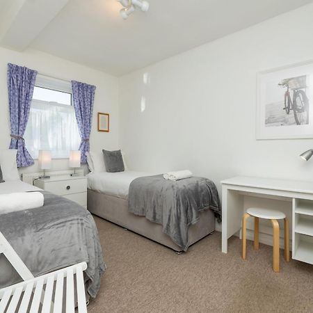 Pass The Keys Spacious Family Home With Parking บาธ ภายนอก รูปภาพ