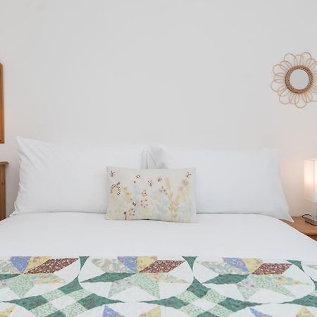 Pass The Keys Spacious Family Home With Parking บาธ ภายนอก รูปภาพ