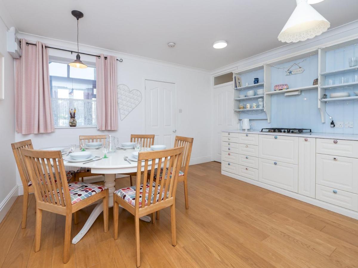 Pass The Keys Spacious Family Home With Parking บาธ ภายนอก รูปภาพ