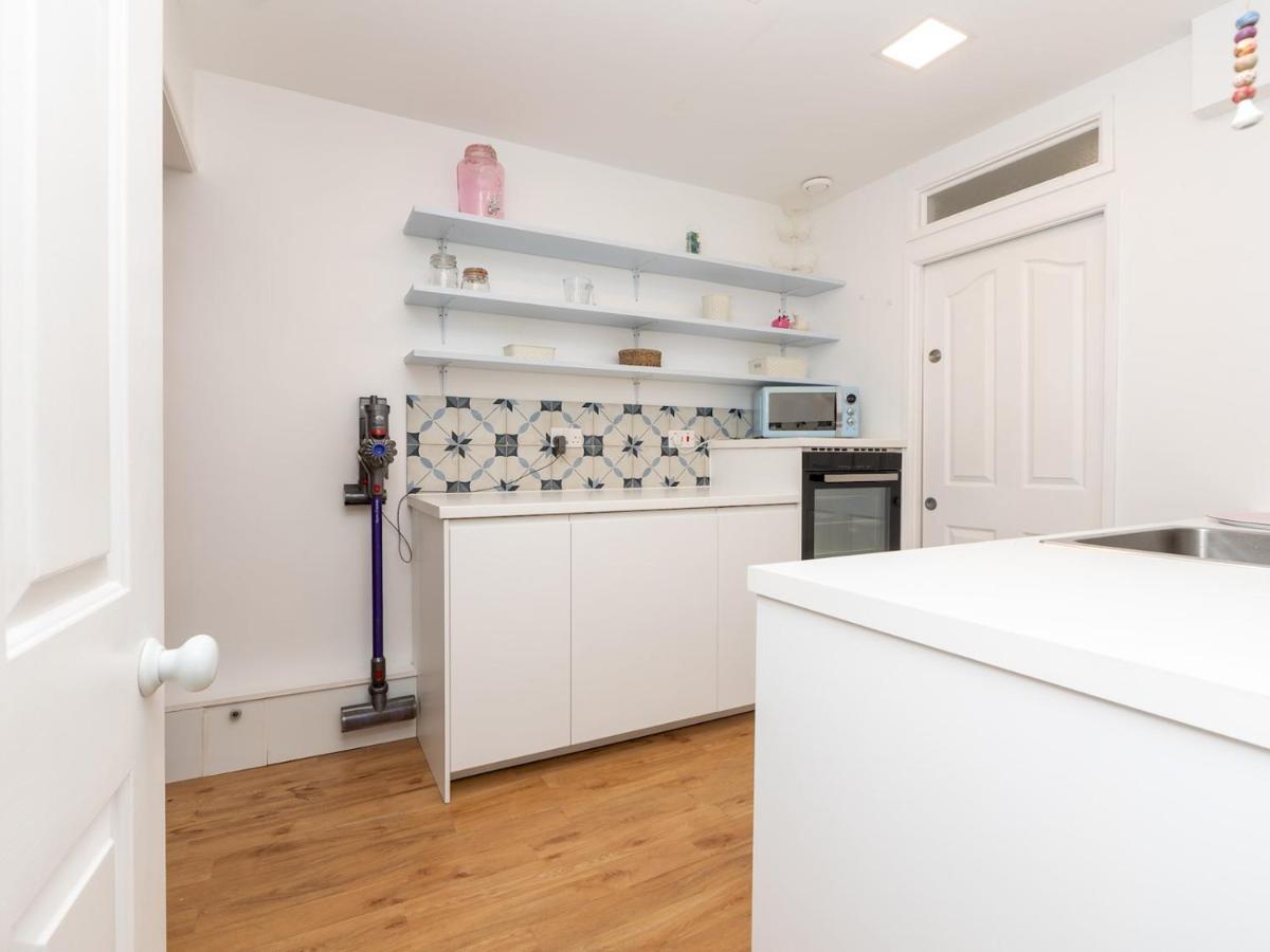 Pass The Keys Spacious Family Home With Parking บาธ ภายนอก รูปภาพ
