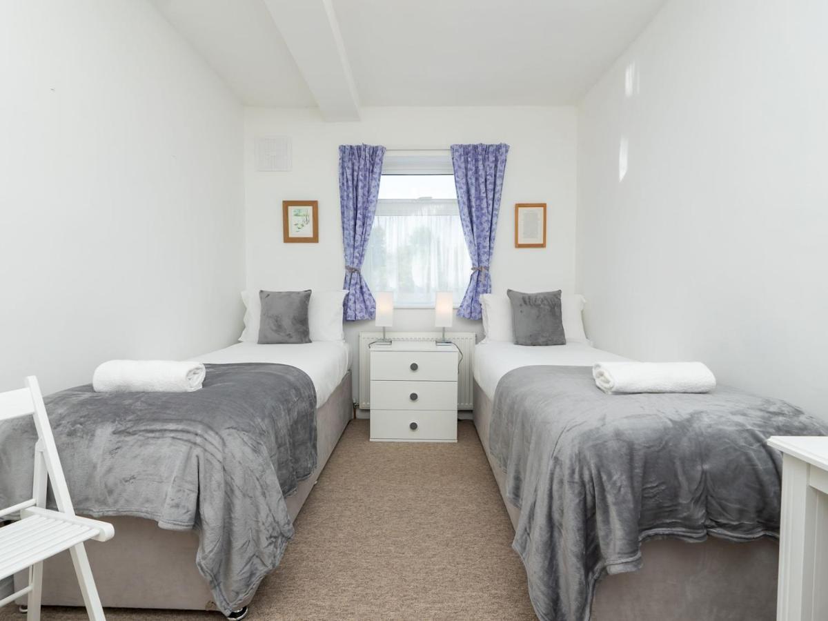 Pass The Keys Spacious Family Home With Parking บาธ ภายนอก รูปภาพ